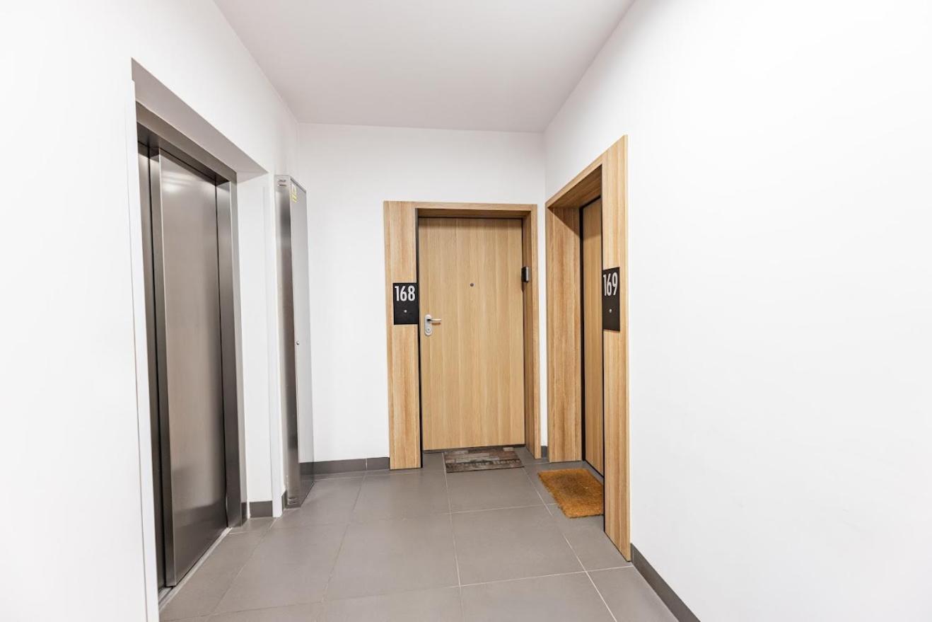 Fajny Apartament Z Parkingiem, Obok Metra. Варшава Екстер'єр фото