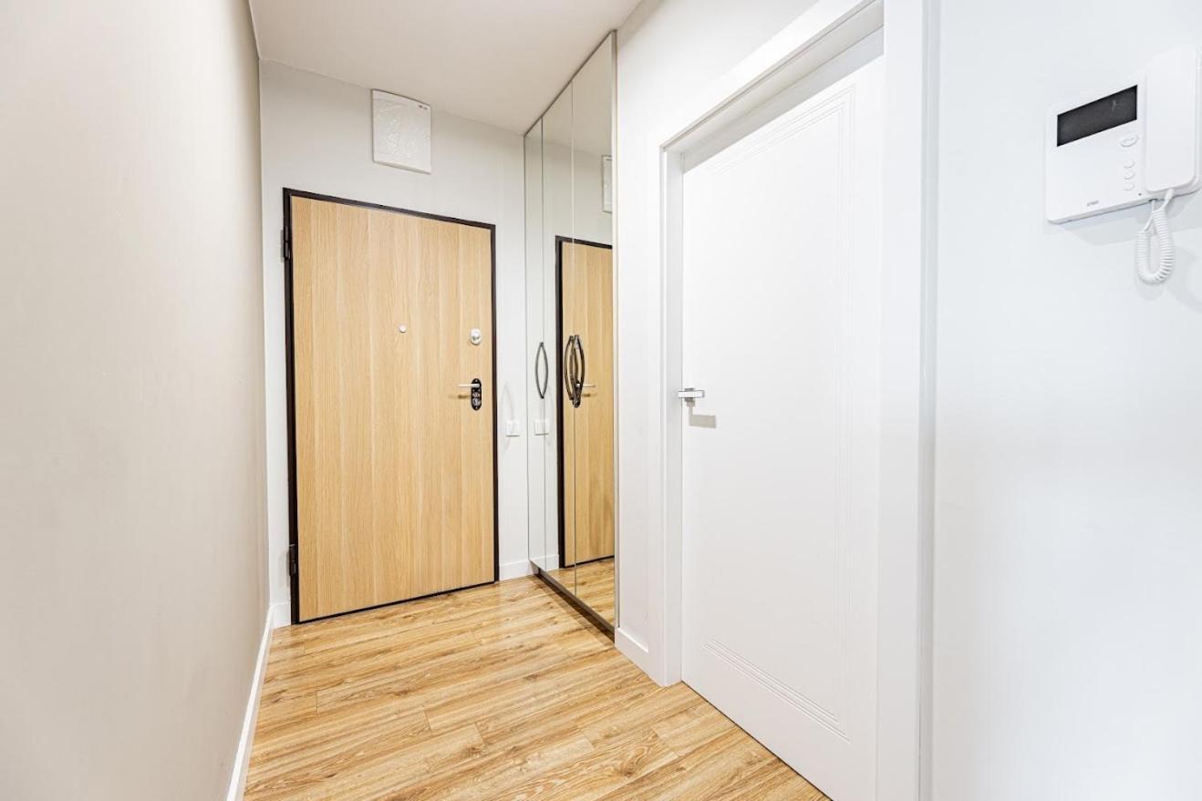 Fajny Apartament Z Parkingiem, Obok Metra. Варшава Екстер'єр фото